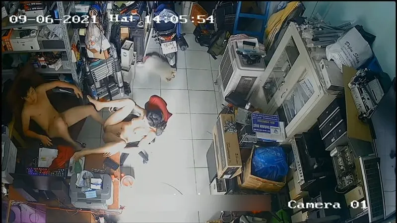 Bà xã ông xã địt trộm trong của buồi máy tính