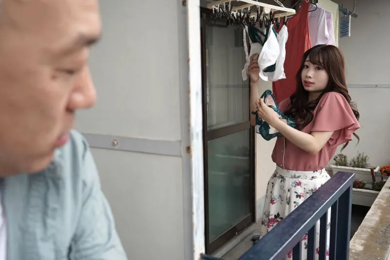 Gã hàng xóm chuyên soi mói và cặp cô vợ người chồng thường xuyên rên la quá to