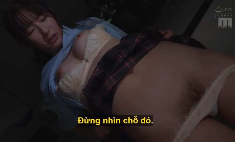 Ông chủ lập mưu "xử đẹp" cô nhân viên kiêu kỳ lười nhác, suốt ngày chỉ chăm chăm chat chit với người yêu.