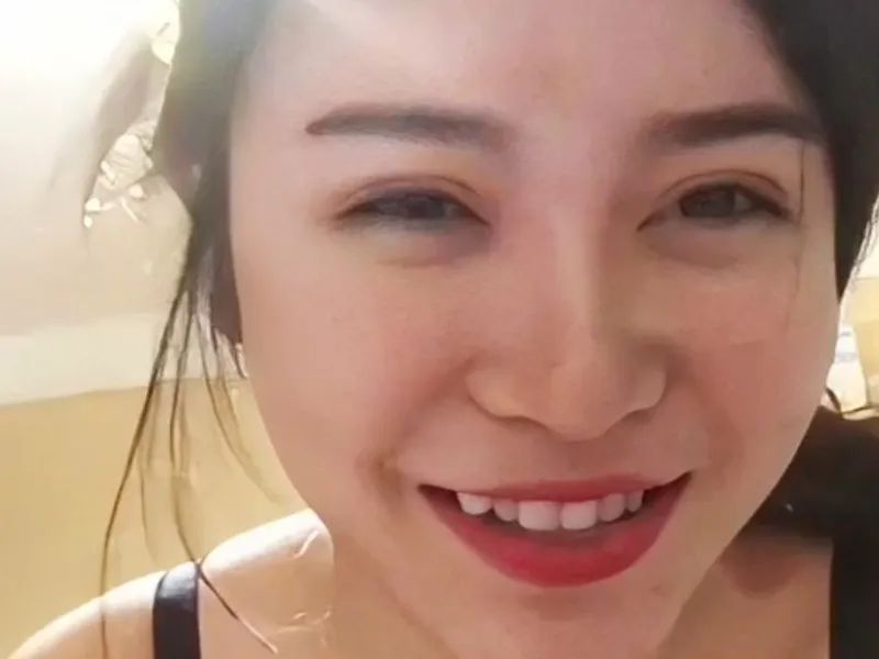 Dì cháu lâu lâu mới gặp nhau đi ăn mà cháu bắt mút cục thịt ăn chuối